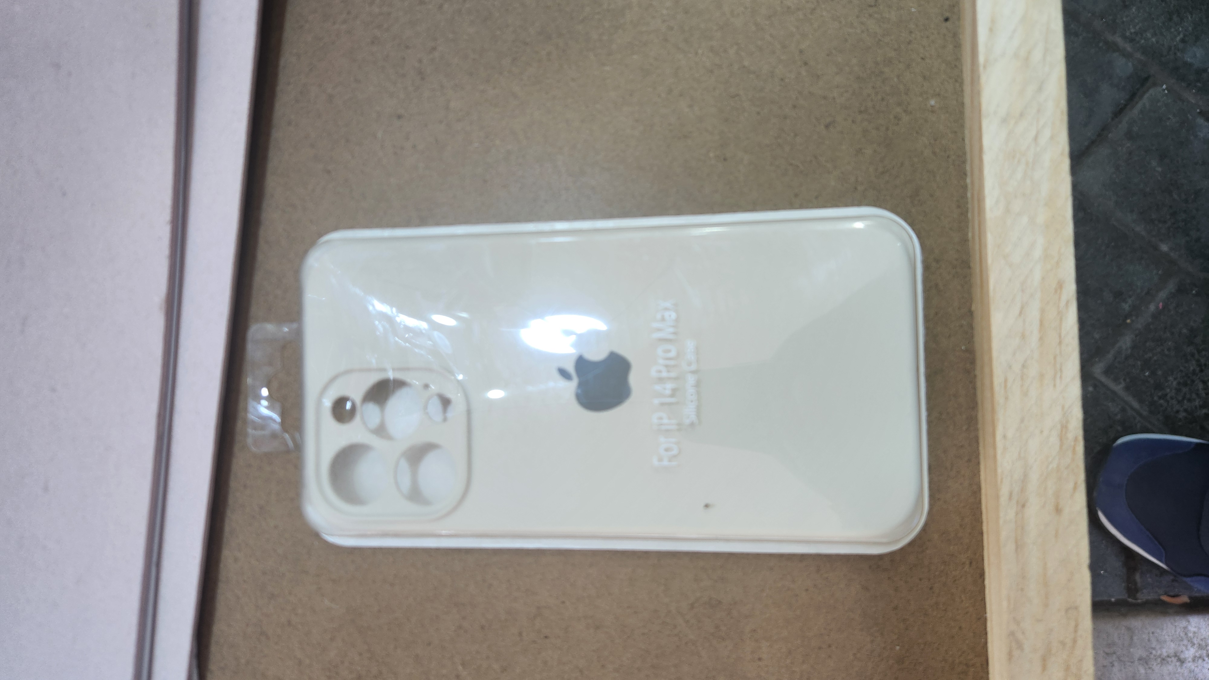 📱✨ Funda de teléfono blanco para iPhone